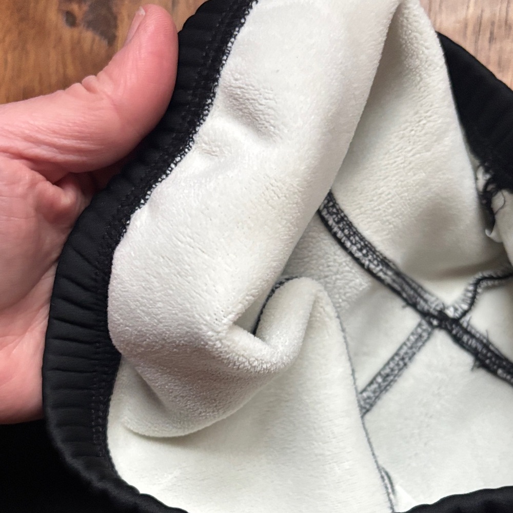 Soft. Clouds Classic Black Lined Leggings 1st layer - Picture 5 of 9